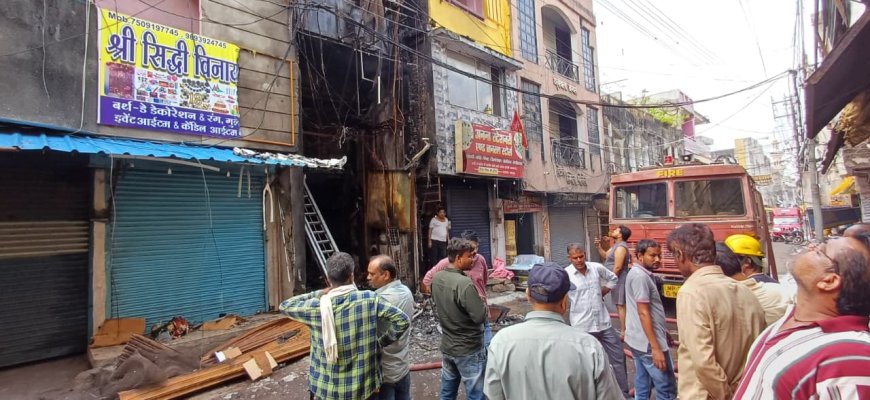 Jabalpur News: आधी रात तीन मंजिला दुकान में लगी आग, लाखों का माल खाक
