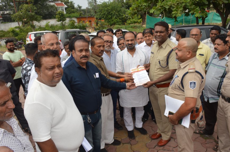 Jabalpur News: गोरखपुर व्यापारी संघ अध्यक्ष को आरक्षक ने मारा थप्पड़, व्यापारी बाजार कर पहुंचे थाने