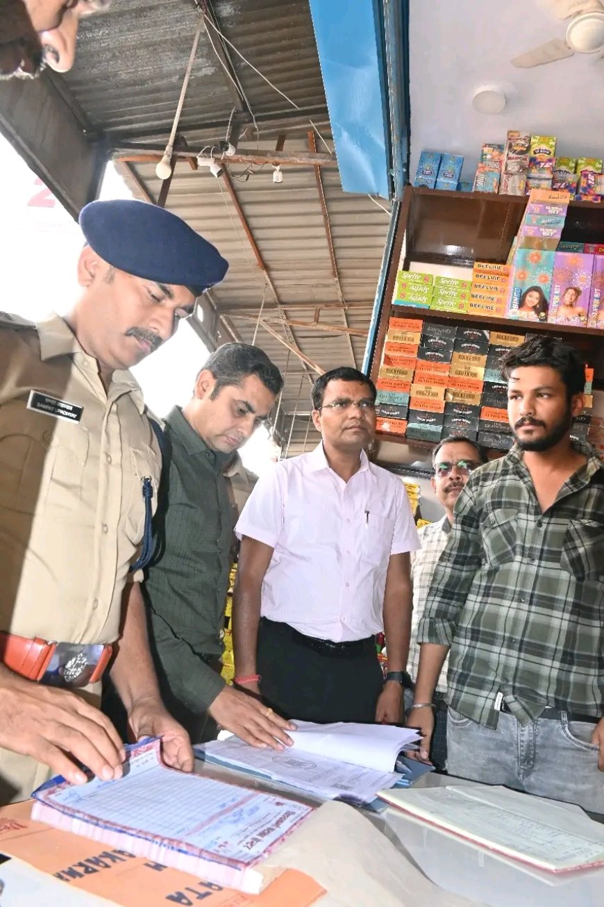 Jabalpur News:कलेक्टर-एसपी पहुंचे कठोंदा थोक पटाखा बाजार, सेफ्टी पर विशेष ध्यान देने की दी हिदायत