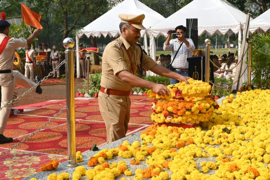 Jabalpur News: शहीद वीर पुलिस कर्मियों को किया याद, पुलिस महानिरीक्षक पुष्प चक्र अर्पित कर दी श्रद्धांजलि