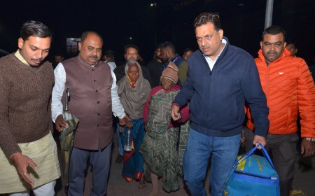 Jabalpur News: वृद्धा का हाथ पकड़कर खुद उनका बैग लेकर महापौर पहुंचे रैनबसेरा