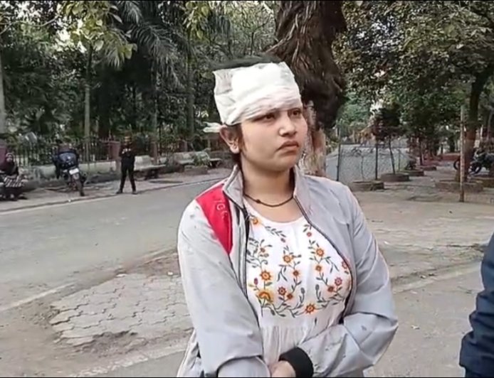 Jabalpur News: खमरिया में बस पलटी, पुलिस ने बस में फंसे यात्रियों को निकाला, एक दर्जन से ज्यादा घायल