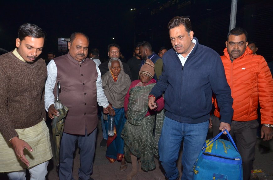 Jabalpur News: वृद्धा का हाथ पकड़कर खुद उनका बैग लेकर महापौर पहुंचे रैनबसेरा