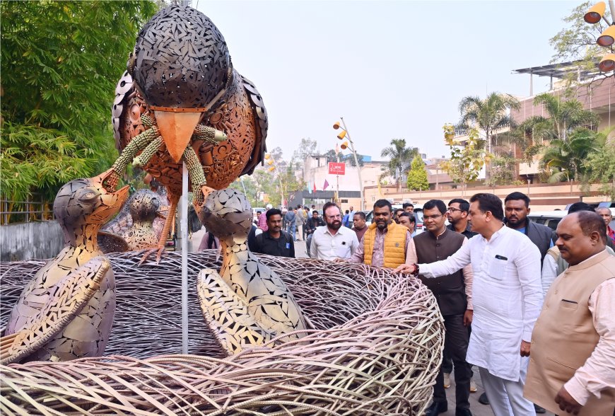 Jabalpur News: कबाड़ से निर्मित की गई प्रतिमाएं, महापौर ने मां नर्मदा की प्रतिमा के चरणों में लगाया माहुर