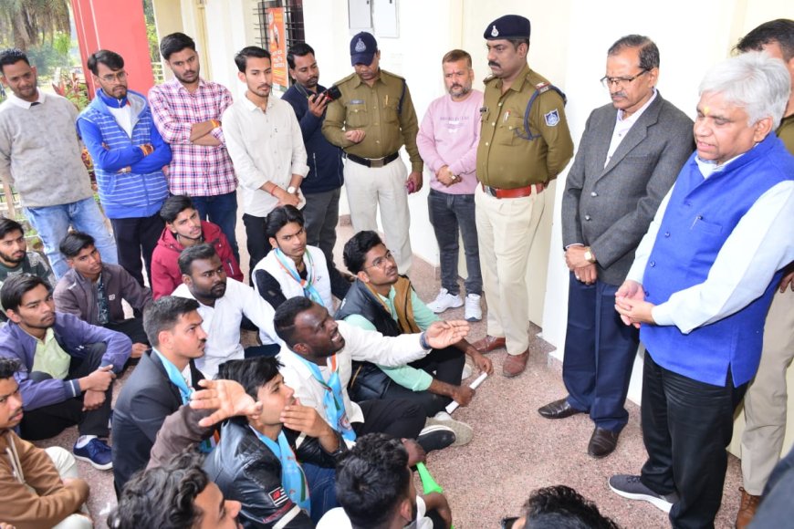 Jabalpur News:RDVV  में कार्यपरिषद बैठक के दौरान हंगामा, पुंगी बजाते हुए पहुंचे NSUI कार्यकर्ता