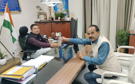 Jabalpur Cantt News: सीईओ को गंदे पानी से भरी बोतल थमा पूर्व मेंबर बोले; सदर में ऐसे पेयजल की हो रही आपूर्ति