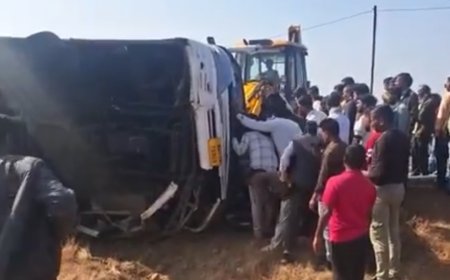 MP News: जबलपुर से नागपुर जा रही रॉयल ट्रेवल्स की बस पलटी