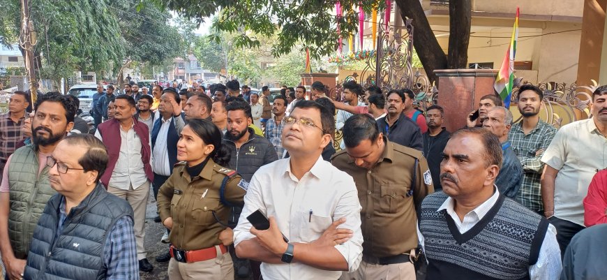 Jabalpur News: सुपर मार्केट स्थित कपड़े के गोदाम में लगी आग, निगमायुक्त पहुंचे मौके पर