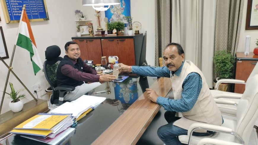 Jabalpur Cantt News: सीईओ को गंदे पानी से भरी बोतल थमा पूर्व मेंबर बोले; सदर में ऐसे पेयजल की हो रही आपूर्ति