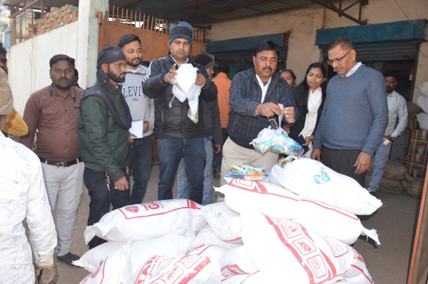 Jabalpur News: नगर निगम की बड़ी कार्रवाई, ट्रांसपोर्ट नगर में 200 बोरी प्रतिबंधित पॉलीथिन जब्त