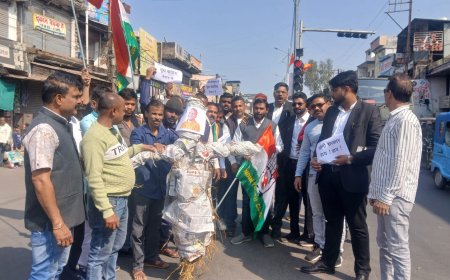 Jabalpur News:शंकराचार्य स्वामी अविमुक्तेश्वरानंद के अपमान के विरोध में रांझी में युवा कांग्रेसियों ने सीएम योगी का फूंका पुतला