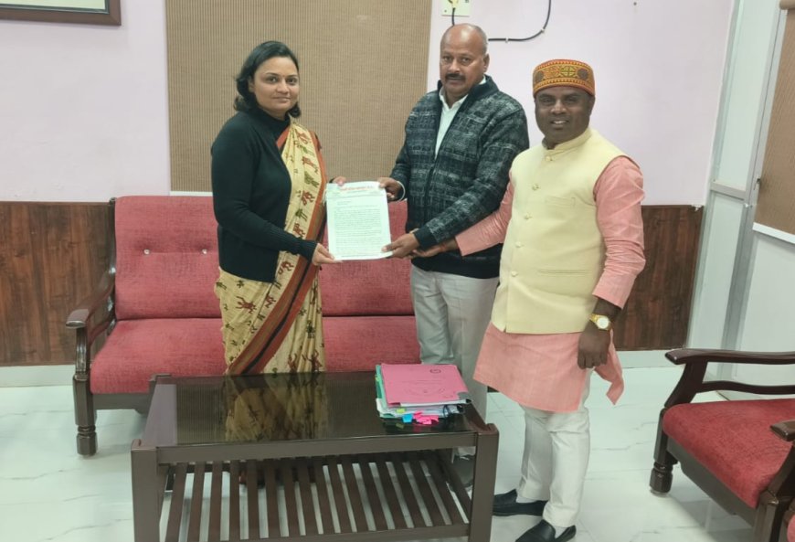 Jabalpur News: करौंदी के सीमांकन से हड़कंप, DEO से मिले पूर्व बोर्ड मेंबर यादव, सौंपें दस्तावेज