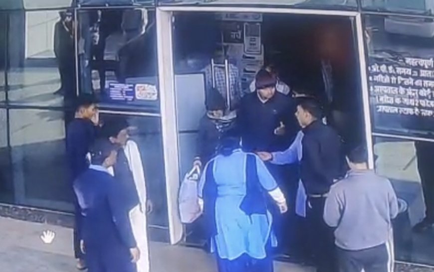 Jabalpur News: सिक्योरिटी सुपरवाइडर - महिला गार्ड विवाद, चली चप्पल... सीसीटीवी फुटेज हुई वायरल