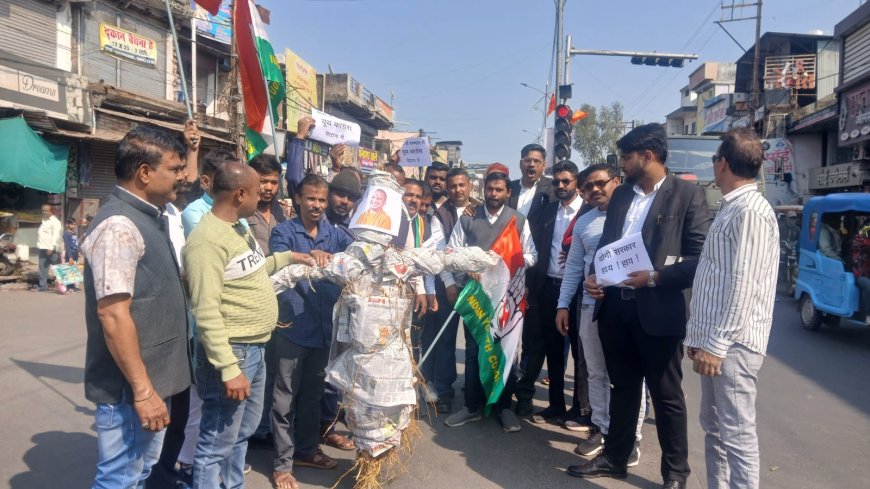 Jabalpur News:शंकराचार्य स्वामी अविमुक्तेश्वरानंद के अपमान के विरोध में रांझी में युवा कांग्रेसियों ने सीएम योगी का फूंका पुतला