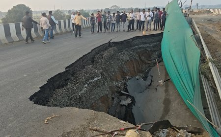 Jabalpur Breaking News: ओवर ब्रिज गिरने के मामले में ठेका कंपनी वागड़ इन्फ्रा के विनोद जैन बंसवारा और आईसीटी नई दिल्ली के टीम लीडर हुकुम सिंह परमार सहित अन्य पर एफआईआर दर्ज