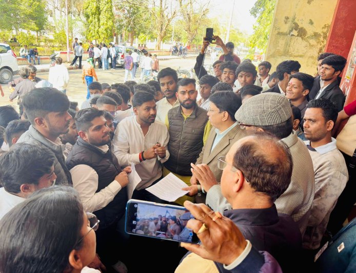 Jabalpur News:ABVP ने RDVV में लगाई क्लास, 2 घंटे तक कुलगुरु-कुलसचिव से पूछे सवाल