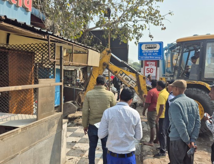 Jabalpur News: वासु होटल में चला बुलडोजर, नाले में किया गया अवैध निर्माण तोड़ा गया