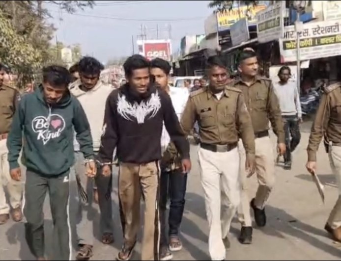 Jabalpur News: गौर-सालीवाड़ा मेन रोड स्थित पेट्रोल पंप में चाकूबाजी करने वाले बदमाश गिरफ्तार, पुलिस ने निकाला जुलूस