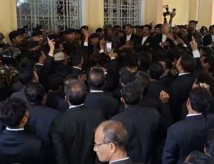 Jabalpur News: अधिवक्ता की हत्या से आक्रोश, आज न्यायालीन कार्य का अधिवक्ताओं ने किया बहिष्कार