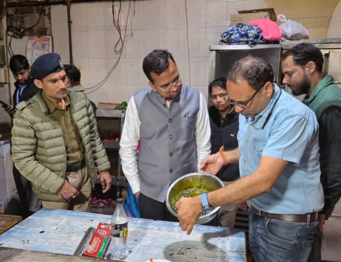 Jabalpur News: मिथ्याछाप बूंदी लड्डू बेचने पर  हीरा स्वीट्स पर लगा एक लाख का जुर्माना, दीपक डेरी और श्री डेरी संचालक बेच रहा था अमानक पनीर