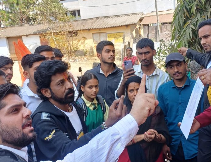 Jabalpur News: कटंगा जॉनसन स्कूल में हंगामा, दसवीं की छात्रा को एडमिट कार्ड नहीं दिए जाने का मामला