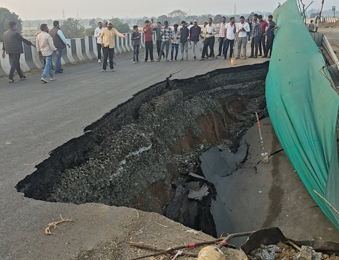 Jabalpur Breaking News: ओवर ब्रिज गिरने के मामले में ठेका कंपनी वागड़ इन्फ्रा के विनोद जैन बंसवारा और आईसीटी नई दिल्ली के टीम लीडर हुकुम सिंह परमार सहित अन्य पर एफआईआर दर्ज