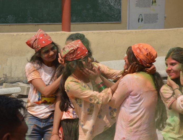 Jabalpur News: माता गुजरी महिला काॅलेज में रंगों और उमंगों के संग 'गुलाल उत्सव' में खूब थिरकीं छात्राएं - टीचर्स