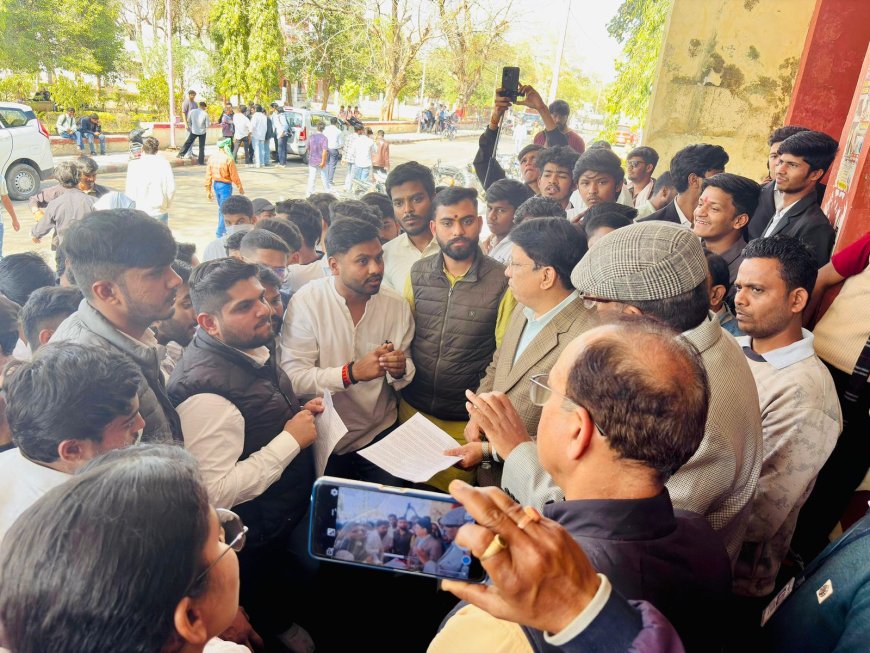 Jabalpur News:ABVP ने RDVV में लगाई क्लास, 2 घंटे तक कुलगुरु-कुलसचिव से पूछे सवाल