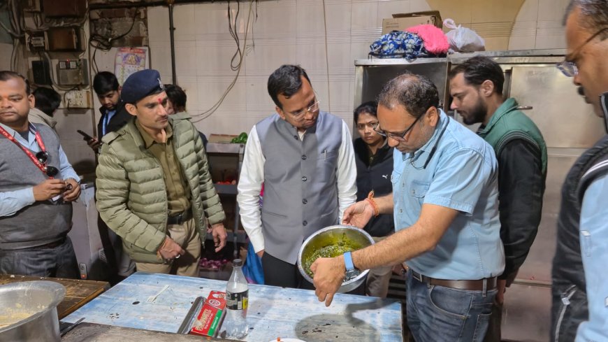 Jabalpur News: मिथ्याछाप बूंदी लड्डू बेचने पर  हीरा स्वीट्स पर लगा एक लाख का जुर्माना, दीपक डेरी और श्री डेरी संचालक बेच रहा था अमानक पनीर