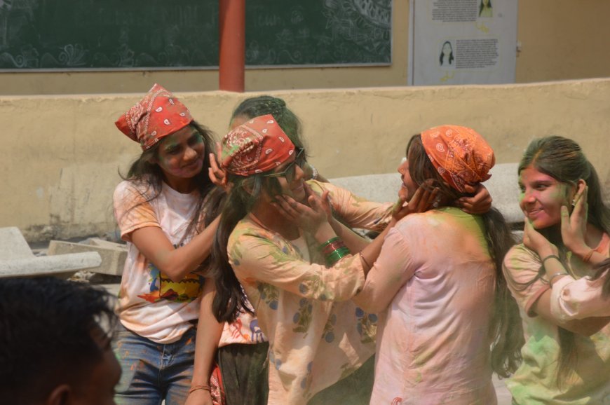 Jabalpur News: माता गुजरी महिला काॅलेज में रंगों और उमंगों के संग 'गुलाल उत्सव' में खूब थिरकीं छात्राएं - टीचर्स