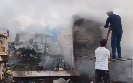 Jabalpur News: कबाड़ में खड़े वाहनों में लगी आग, एक युवक जिंदा जला