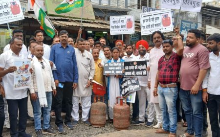 Jabalpur News: गैस सिलेण्डर की किल्लत को लेकर युकां ने रांझी मस्ताना चौक में किया प्रदर्शन