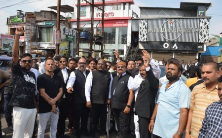 Jabalpur News: ओला ई-बाइक कंपनी की वादाखिलाफी से बिफरे अधिवक्ता, शोरूम का घेराव कर की तालाबंदी