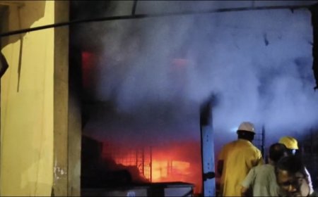 Jabalpur News: गुरंदी बाजार में रात डेढ़ बजे लगी  अगरबत्ती दुकान में भीषण आग, लाखों का माल खाक