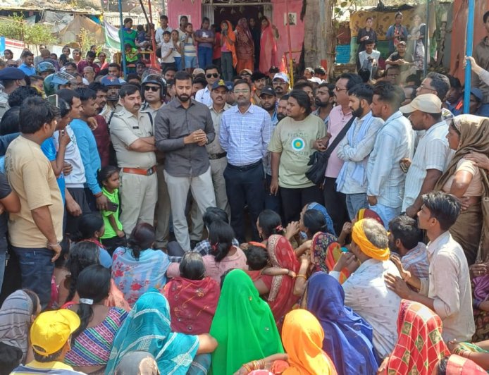 Jabalpur News: मदन महल पहाड़ी में चलने लगा बुलडोजर, पहले दिन हटाए गए दस अतिक्रमण