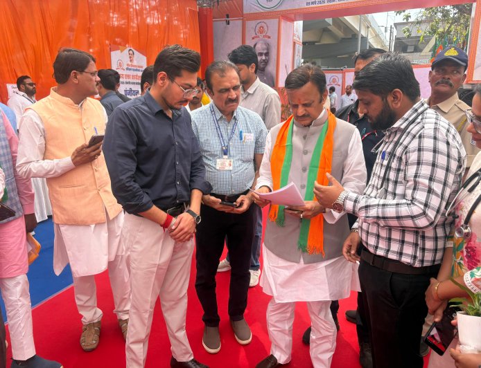 Jabalpur News: हड़ताल के बीच जूनियर डॉक्टर्स मिले मंत्री राजेंद्र शुक्ला से