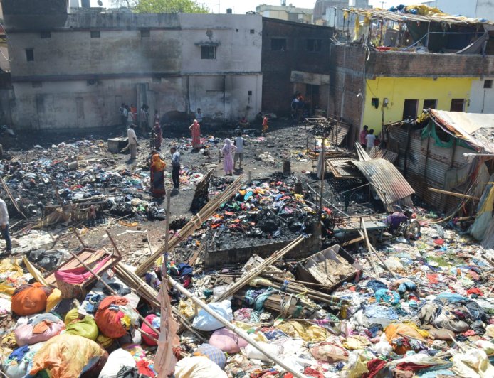 Jabalpur News: तड़के 4 बजे गुजराती कॉलोनी में लगी भीषण आग,आधा घंटा में जले कई झोपड़ियां