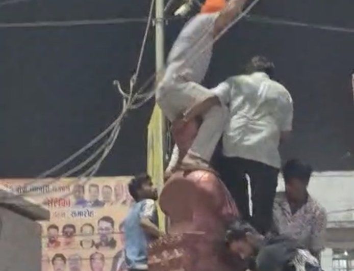 Jabalpur News: उत्साह में लांघी मर्यादा, मालवीय चौक स्थित प्रतिमा के सिर पर बैठकर लगाए नारे, वीडियो वायरल