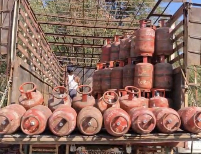 Jabalpur News: अब रसोई गैस सिलेंडर की कालाबाजारी करने वालों की सूचना देने पर मिलेगा पुरस्कार