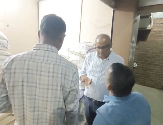 Jabalpur News: डाॅक्टर के घर में मिला आंगनवाड़ी के बच्चों का पोषण आहार का स्टाक, तहसीलदार की उपस्थिति में टीम ने जप्त की 140 बोरी