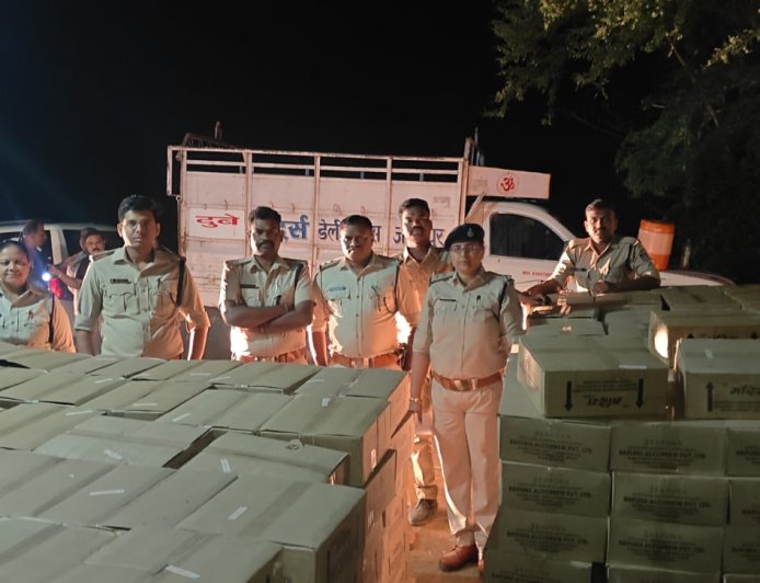 Jabalpur News: बेलखेड़ा में आबकारी विभाग की बड़ी कार्रवाई, घर में छुपाकर रखी 28 लाख की शराब पकड़ी, एक महिला गिरफ्तार