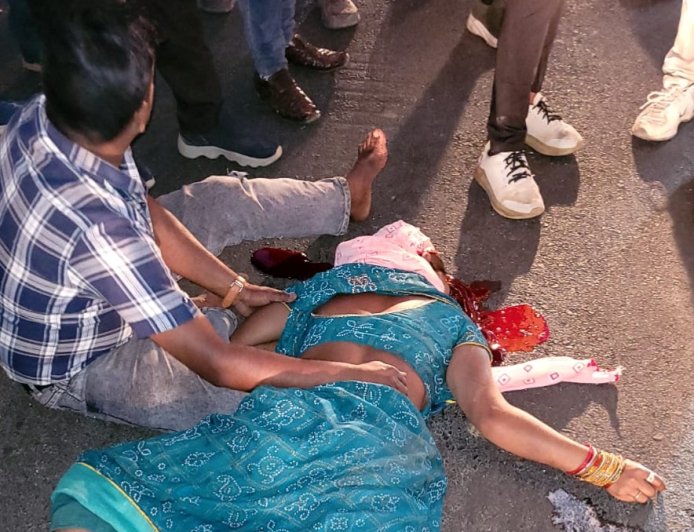 Jabalpur News: मोटरसाइकिल सवार दंपती को मालवाहक ट्रक ने मारी टक्कर, महिला की मौत