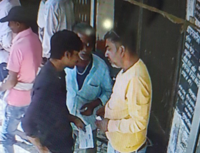 Jabalpur News: पैसे निकालने बैंक आए वृद्ध को पकड़ा दिया कागज का बंडल, अब सीसीटीवी में कैद संदिग्धों को तलाश रही पुलिस