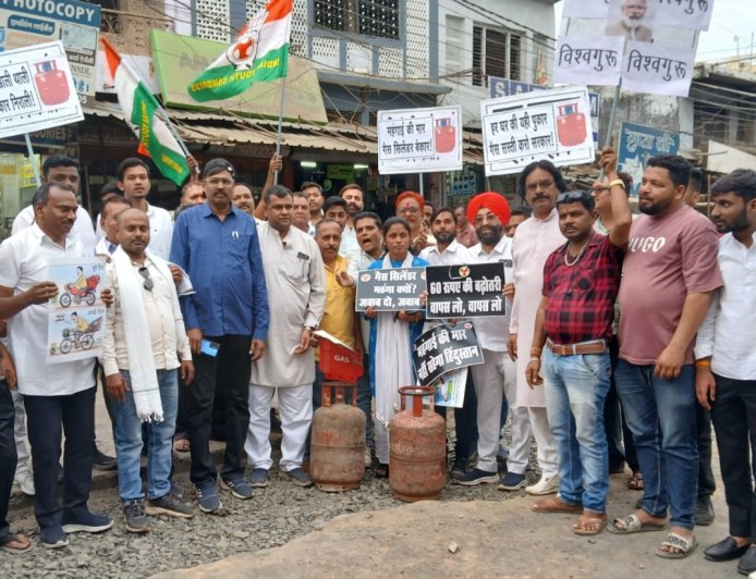 Jabalpur News: गैस सिलेण्डर की किल्लत को लेकर युकां ने रांझी मस्ताना चौक में किया प्रदर्शन