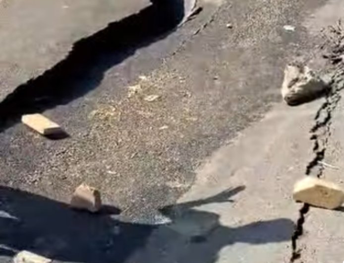 Jabalpur News: हल्की बारिश में धंस गई सड़क, नर्मदा रोड़ पर री-स्टोरेशन बना जानलेवा