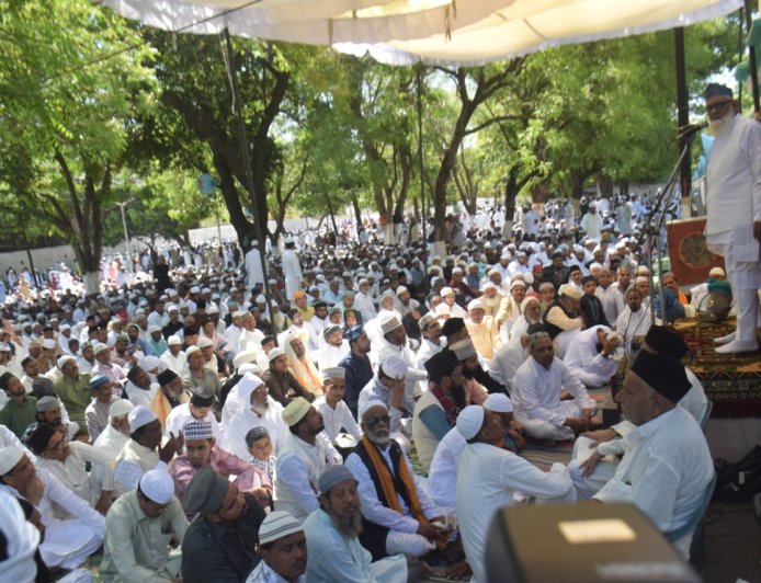 Jabalpur News: ईदगाह में हजारों मुस्लिमों ने अदा की ईद-उल-फ़ित्र की नमाज़