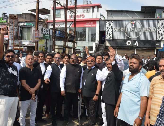 Jabalpur News: ओला ई-बाइक कंपनी की वादाखिलाफी से बिफरे अधिवक्ता, शोरूम का घेराव कर की तालाबंदी