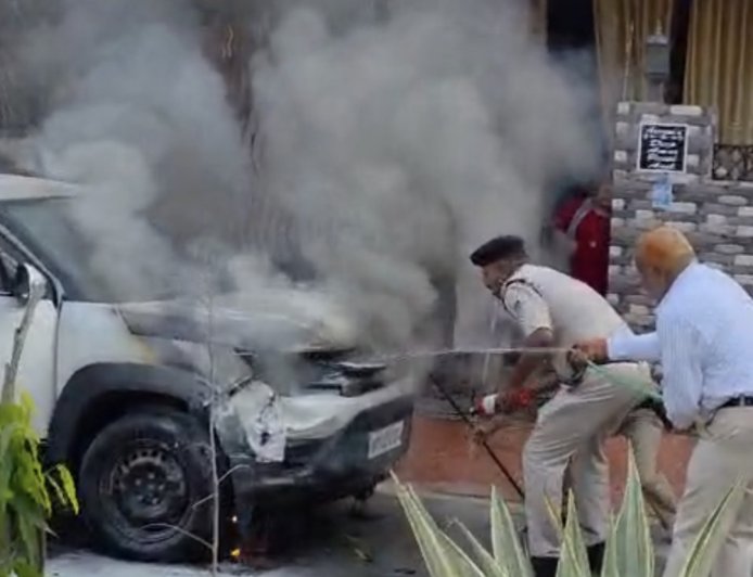 Jabalpur News: एसपी बंगले के समीप चलती कार में लगी आग, आरक्षक की सूझबूझ से टला बड़ा हादसा