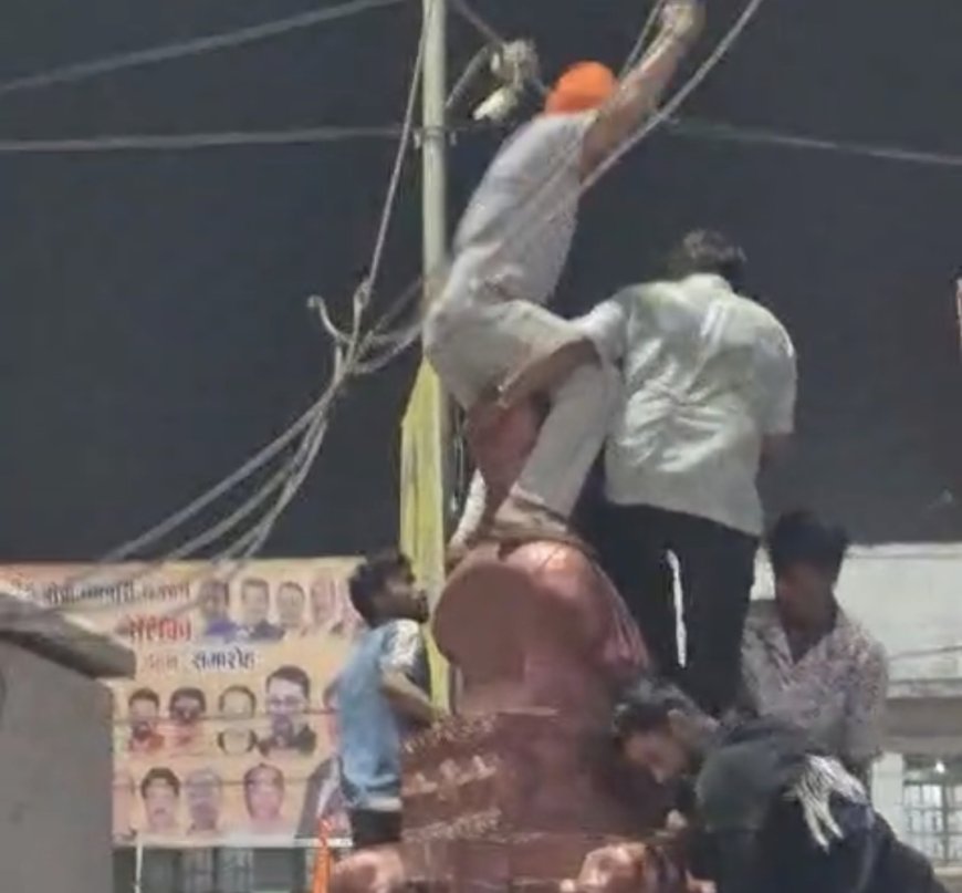 Jabalpur News: उत्साह में लांघी मर्यादा, मालवीय चौक स्थित प्रतिमा के सिर पर बैठकर लगाए नारे, वीडियो वायरल