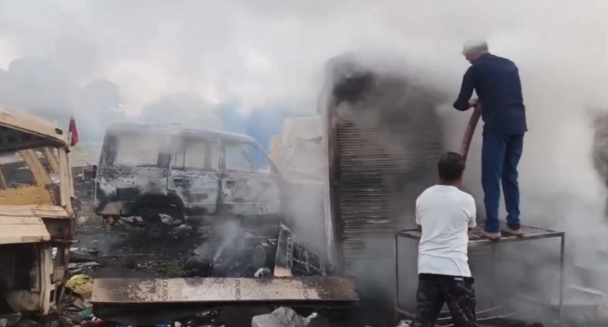 Jabalpur News: कबाड़ में खड़े वाहनों में लगी आग, एक युवक जिंदा जला